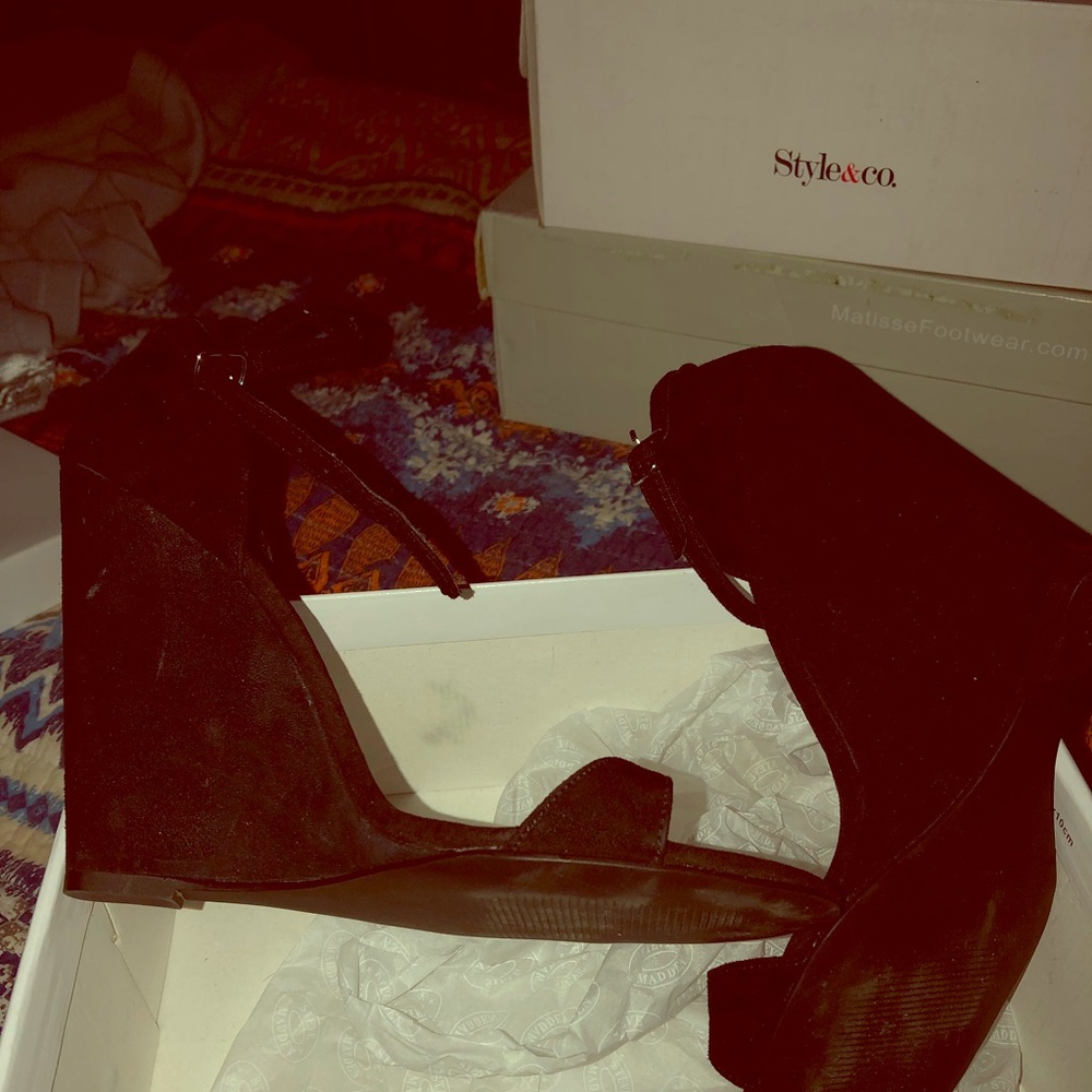 New never worn Steve Madden Wedges